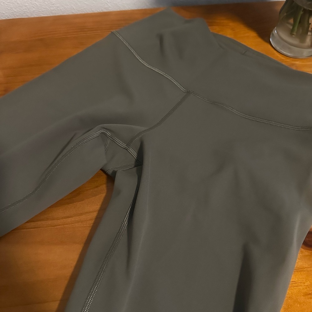 Lululemon Dark Olive Leggings Size8 -23’ inseam